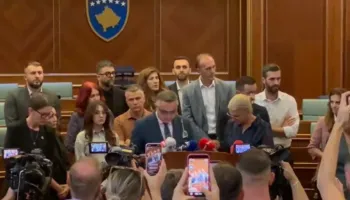 PDK-ja dhe AAK-ja mblidhen në Kuvend, Dehari këmbëngul për marrëveshje politike