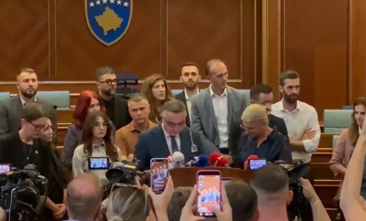 PDK-ja dhe AAK-ja mblidhen në Kuvend, Dehari këmbëngul për marrëveshje politike