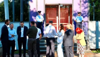 PDK-ja mblidhet sërish para Qeverisë, akuzon Kurtin se po e mban peng shtetin! Refuzon takimin me Haxhiun