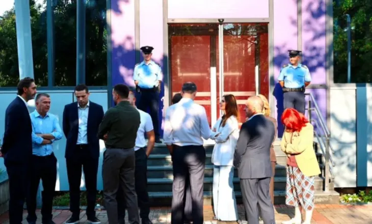 PDK-ja mblidhet sërish para Qeverisë, akuzon Kurtin se po e mban peng shtetin! Refuzon takimin me Haxhiun