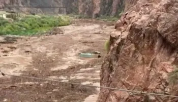 Pekini në alarm nga përmbytjet/ Rrëshqitjet bllokojnë dy lumenj, liqeni i ri kërcënon Kinën dhe Nepalin