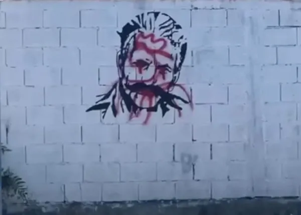 Përdhosen simbolet e Adem Jasharit, Komandant Telit dhe UÇK-së në Maqedoninë e Veriut (VIDEO)