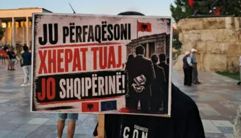 “Përfaqësoni xhepat tuaj, jo Shqipërinë”/ 74 ditë revoltë, mesazhet e forta përmes pankartave: Bulevardi flet