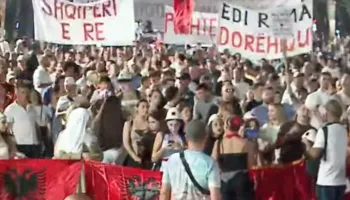 Përfundojnë fjalimet para Kryeministrisë/ “Ju erdhi fundi”, protestuesit nisin marshimin në bulevard: Rama jep dorëheqje!
