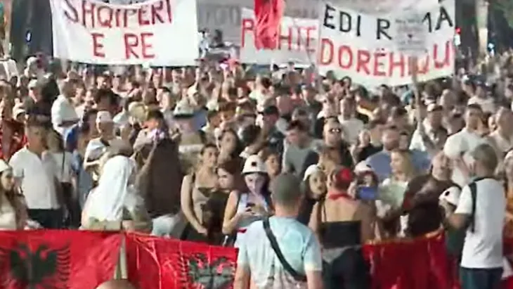 Përfundojnë fjalimet para Kryeministrisë/ “Ju erdhi fundi”, protestuesit nisin marshimin në bulevard: Rama jep dorëheqje!
