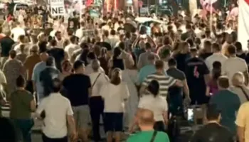 Përfundojnë fjalimet te Kryeministria, protestuesit marshojnë në rrugët e Tiranës: Ju erdhi fundi!