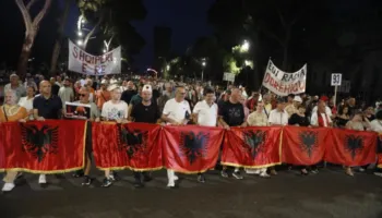 Përfundojnë fjalimet te Kryeministria, protestuesit nisin marshimin masiv në rrugët e Tiranës: Ju erdhi fundi! Rama jep dorëheqjen!