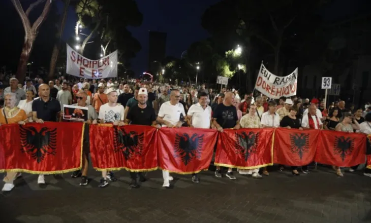 Përfundojnë fjalimet te Kryeministria, protestuesit nisin marshimin masiv në rrugët e Tiranës: Ju erdhi fundi! Rama jep dorëheqjen!