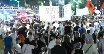 Përfundojnë fjalimet te Kryeministria/ Protestuesit nisin marshimin në rrugët e Tiranës: Shqipëria kërkon revolucion