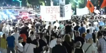 Përfundojnë fjalimet te Kryeministria/ Protestuesit nisin marshimin në rrugët e Tiranës: Shqipëria kërkon revolucion