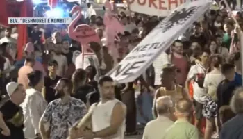 Përfundojnë fjalimet te Kryeministria/ Protestuesit nisin marshimin në rrugët e Tiranës: Shqipëria po bën revolucion!