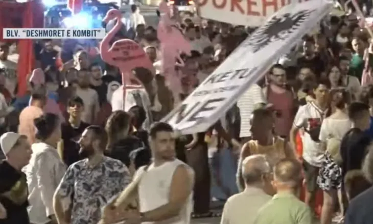 Përfundojnë fjalimet te Kryeministria/ Protestuesit nisin marshimin në rrugët e Tiranës: Shqipëria po bën revolucion!