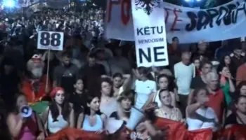 Përfundojnë fjalimet te Kryeministria/ Turma masive nis marshimin, bulevardi “vishet” kuqezi: Rama jep dorëheqjen!