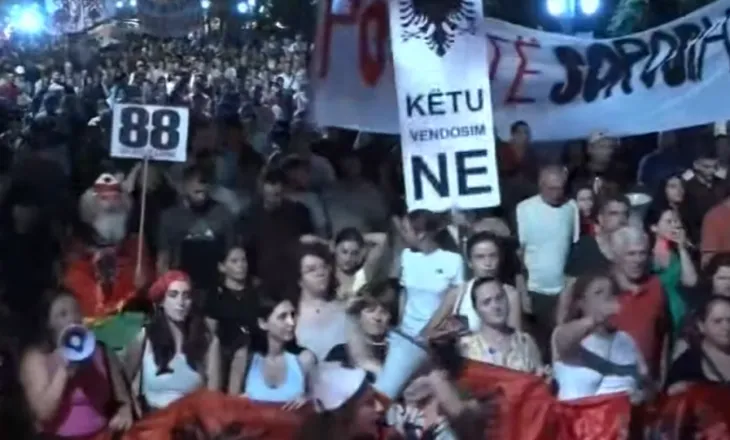Përfundojnë fjalimet te Kryeministria/ Turma masive nis marshimin, bulevardi “vishet” kuqezi: Rama jep dorëheqjen!