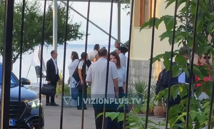 Përfundon mbledhja e qeverisë në Pogradec, ministrat largohen me dosje në duar
