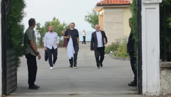 Përfundon mbledhja e Ramës me drejtuesit politik, deputetë e ministra dalin nga vila qeveritare në Pogradec