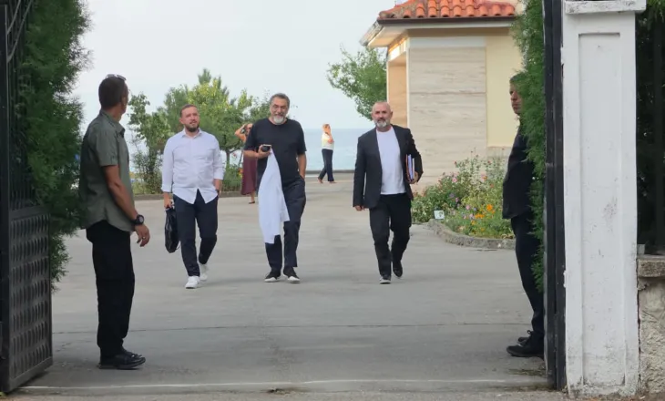 Përfundon mbledhja e Ramës me drejtuesit politik, deputetë e ministra dalin nga vila qeveritare në Pogradec