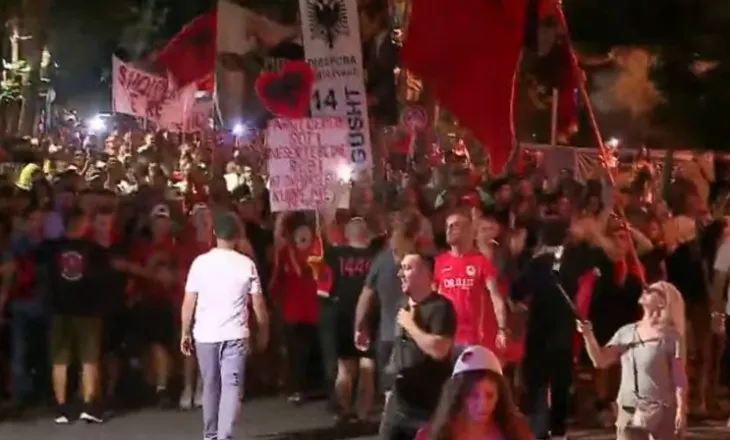 Përfundon protesta e 71-të antiqeveritare, qytetarët: Shqipëria e rinisë, jo e partisë!