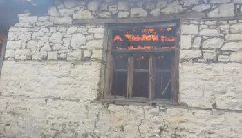 Përhapja e zjarreve në fshatin Opar të Maliqit, përfshihen nga flakët dy banesa