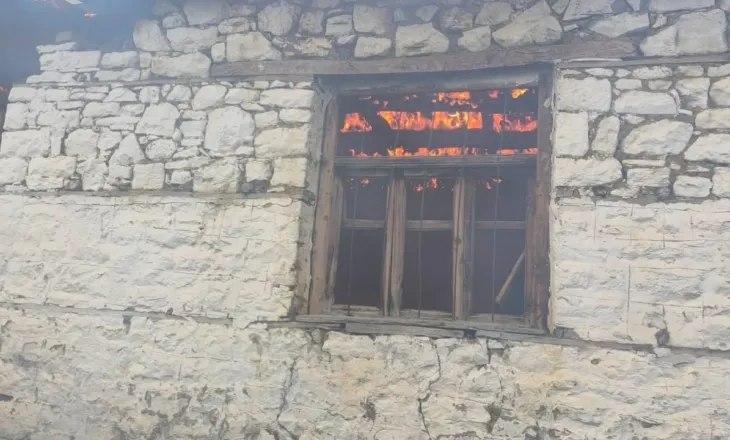 Përhapja e zjarreve në fshatin Opar të Maliqit, përfshihen nga flakët dy banesa
