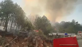 Përkeqësohet situata me zjarret në Pukë, flakët rrezikojnë banesat! Urdhërohet evakuimi i disa familjeve