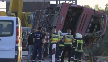 Përmbyset autobuzi me turistë, 12 persona humbin jetën, mbi 10 të tjerë mbeten të plagosur