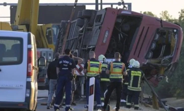 Përmbyset autobuzi me turistë, 12 persona humbin jetën, mbi 10 të tjerë mbeten të plagosur