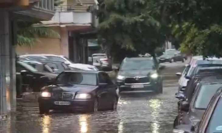 Përmbyten rrugët/ Pas temperaturave të larta, edhe Pogradeci përfshihet nga stuhia e fortë