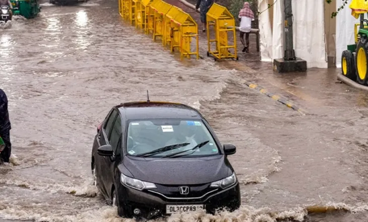 Përmbytje në Indi, raportohet për 100 të vdekur