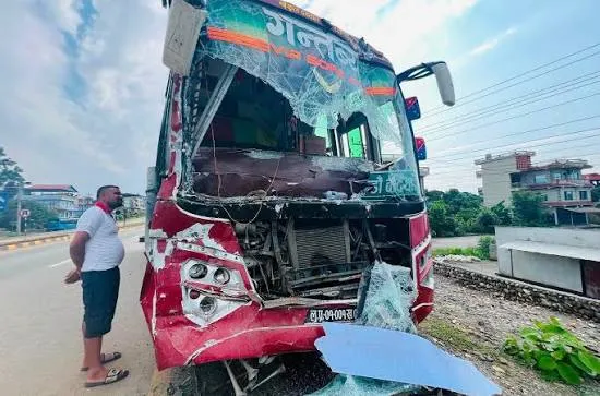 Përmbytje në Nepal: Autobusi që transportonte të mbijetuar përplaset, 32 të plagosur; numri i të vdekurve shkon në 788 persona
