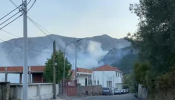 Përparojnë flakët në Abaze të Krujës, vetëm 10 metra larg banesave, nis ndërhyrja nga ajri
