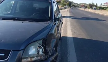 Përplasen dy automjete në Fier, plagosen babë e bir, mes tyre një i mitur