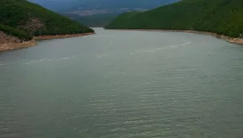 Përplasen dy Jet Ski në liqenin e Kukësit, dy persona dërgohen në spital