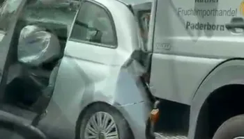 Përplasen dy kamionë te Shkëmbi i Kavajës, zënë makinën në mes dhe e bëjnë ‘sanduiç’