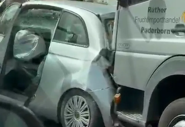 Përplasen dy kamionë te Shkëmbi i Kavajës, zënë makinën në mes dhe e bëjnë ‘sanduiç’