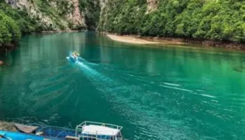 Përplasen dy skafe pranë Lumit të Shalës, dyshohet se 8 persona kanë mbetur të plagosur