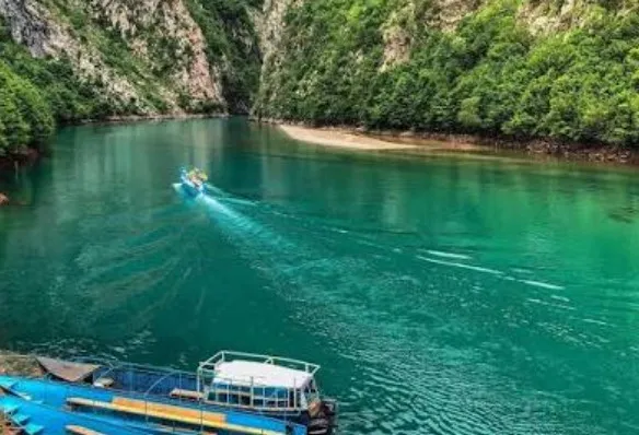 Përplasen dy skafe pranë Lumit të Shalës, dyshohet se 8 persona kanë mbetur të plagosur
