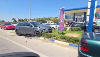 Përplasen makinat në Levan-Telelenë, dy të plagosur transportohen me urgjencë në spital