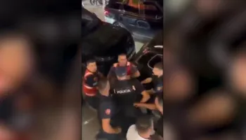 Përplasja mes policëve dhe rojeve të sigurisë në Sarandë, pamje nga momenti kur efektivët shoqërojnë disa persona