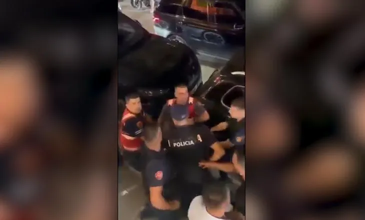 Përplasja mes policëve dhe rojeve të sigurisë në Sarandë, pamje nga momenti kur efektivët shoqërojnë disa persona
