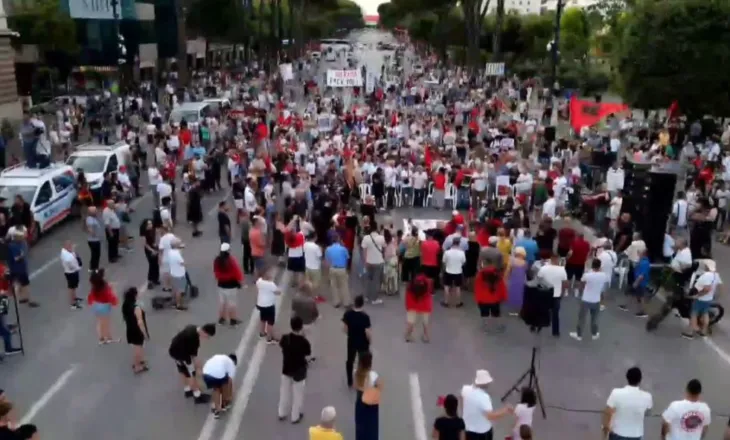 Përplasje e fortë mes konspiracionistëve të protestës, akuza për fonde të huaja, lidhje me Soros dhe “mercenarë oligarkësh”!