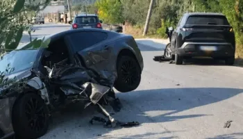 Përplasje e frikshme/ Makina godet monopatinën, plagoset rëndë drejtuesi
