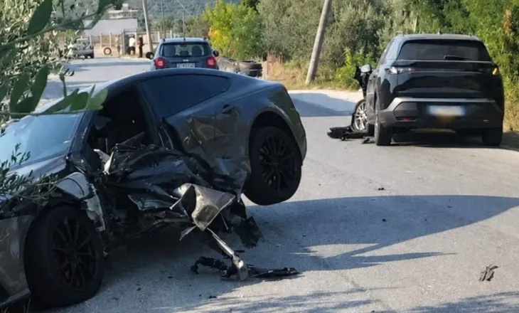 Përplasje e frikshme/ Makina godet monopatinën, plagoset rëndë drejtuesi