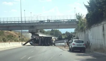 Përplasje e frikshme në Unazën e Madhe/ Karrotreci përmbyset bashkë me fadromën, një i plagosur