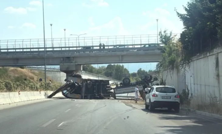 Përplasje e frikshme në Unazën e Madhe/ Karrotreci përmbyset bashkë me fadromën, një i plagosur