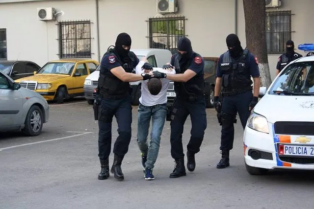 Përplasje me armë zjarri në Tiranë/ Policia: Arrestohen 4 persona, 2 në kërkim