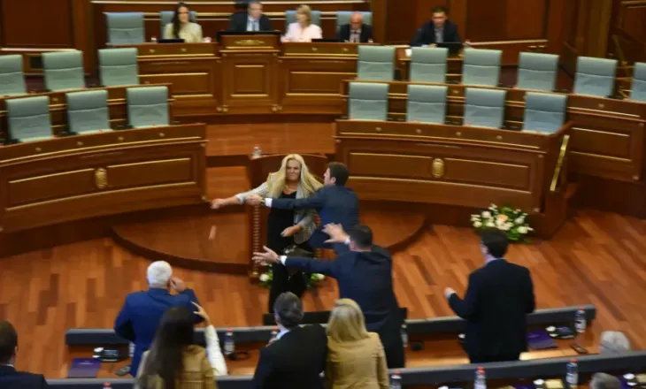 Përshkallëzohet situata në Kuvendin e Kosovës, deputetja sulmon me vezë Albin Kurtin