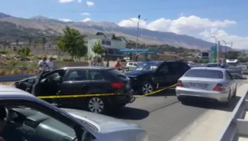 Plagosen 4 të rinj në Gjirokastër nga përplasja e dy automjeteve