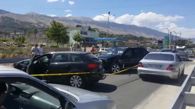 Plagosen 4 të rinj në Gjirokastër nga përplasja e dy automjeteve
