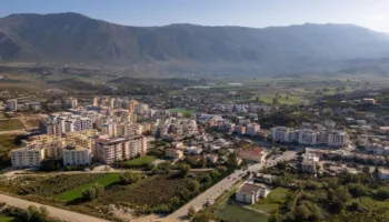 Po bënte rregullime, 67-vjeçari bie nga lartësia